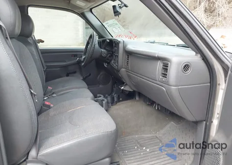 2004 Chevrolet Silverado 1500 z USA, uszkodzony, nr VIN 1GCEC14T54Z261553